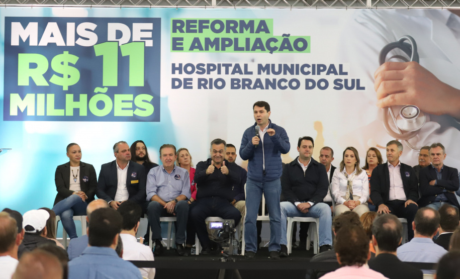O governador Carlos Massa Ratinho Junior e o Secretário da Saúde, Beto Preto, assinam nesta quinta-feira (31), liberação de recurso para o Hospital de Rio Branco do Sul. 31/03/2022 - Foto: Geraldo Bubniak/AEN