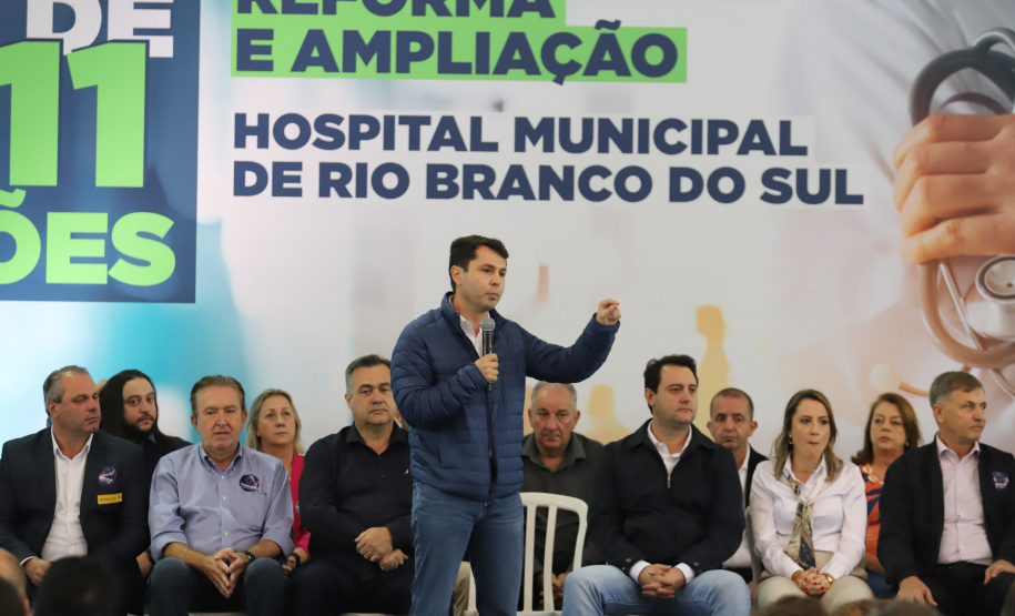 O governador Carlos Massa Ratinho Junior e o Secretário da Saúde, Beto Preto, assinam nesta quinta-feira (31), liberação de recurso para o Hospital de Rio Branco do Sul. 31/03/2022 - Foto: Geraldo Bubniak/AEN