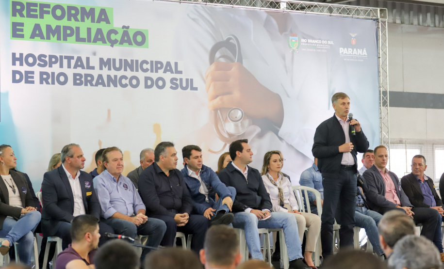 O governador Carlos Massa Ratinho Junior e o Secretário da Saúde, Beto Preto, assinam nesta quinta-feira (31), liberação de recurso para o Hospital de Rio Branco do Sul. 31/03/2022 - Foto: Geraldo Bubniak/AEN