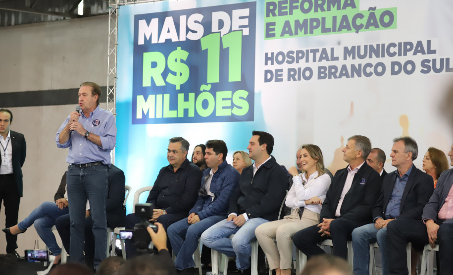 O governador Carlos Massa Ratinho Junior e o Secretário da Saúde, Beto Preto, assinam nesta quinta-feira (31), liberação de recurso para o Hospital de Rio Branco do Sul. 31/03/2022 - Foto: Geraldo Bubniak/AEN