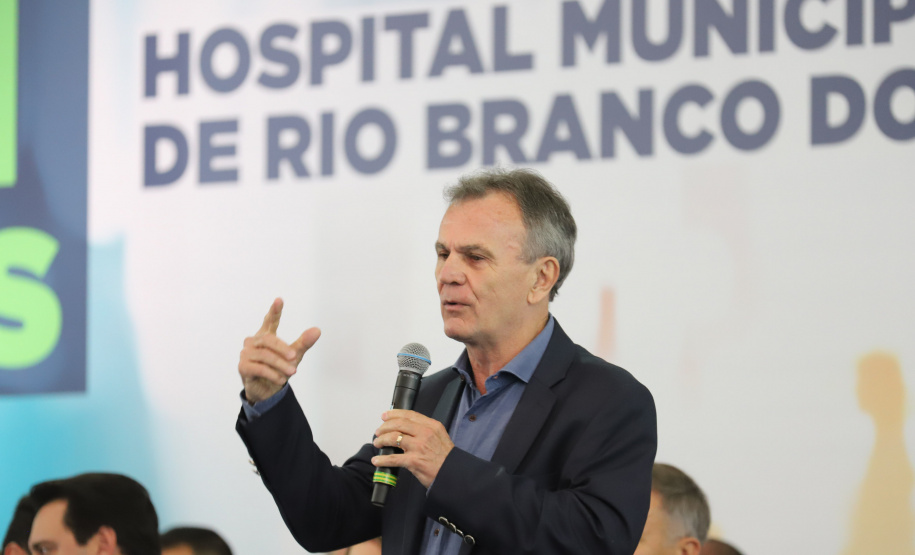 O governador Carlos Massa Ratinho Junior e o Secretário da Saúde, Beto Preto, assinam nesta quinta-feira (31), liberação de recurso para o Hospital de Rio Branco do Sul. 31/03/2022 - Foto: Geraldo Bubniak/AEN