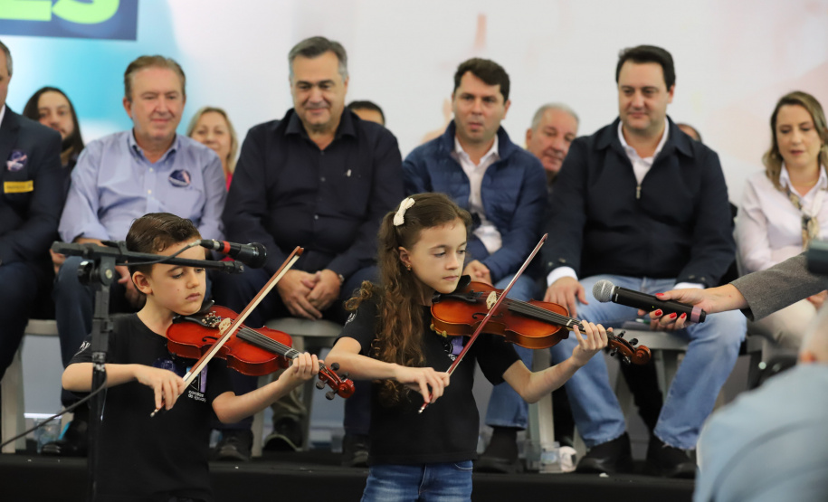 O governador Carlos Massa Ratinho Junior e o Secretário da Saúde, Beto Preto, assinam nesta quinta-feira (31), liberação de recurso para o Hospital de Rio Branco do Sul. 31/03/2022 - Foto: Geraldo Bubniak/AEN