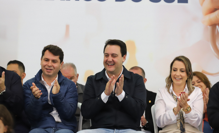 O governador Carlos Massa Ratinho Junior e o Secretário da Saúde, Beto Preto, assinam nesta quinta-feira (31), liberação de recurso para o Hospital de Rio Branco do Sul. 31/03/2022 - Foto: Geraldo Bubniak/AEN