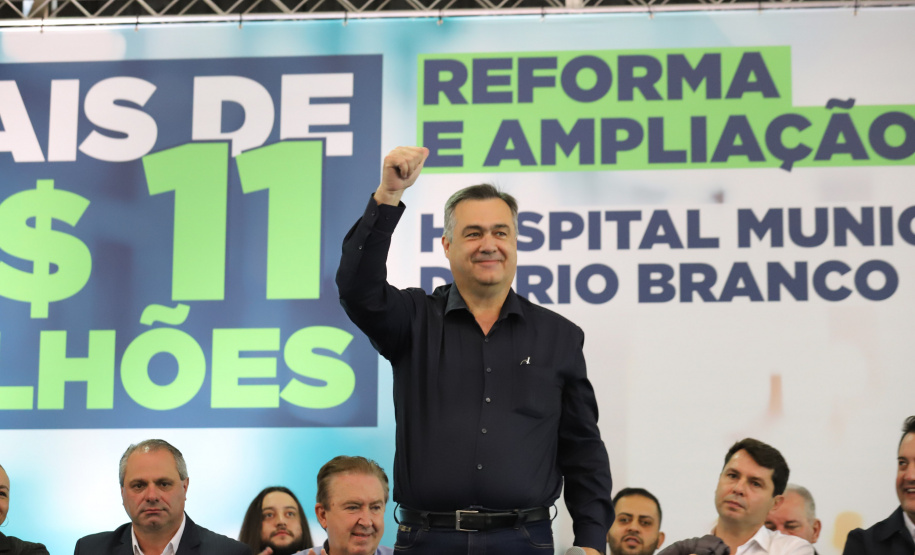 O governador Carlos Massa Ratinho Junior e o Secretário da Saúde, Beto Preto, assinam nesta quinta-feira (31), liberação de recurso para o Hospital de Rio Branco do Sul. 31/03/2022 - Foto: Geraldo Bubniak/AEN