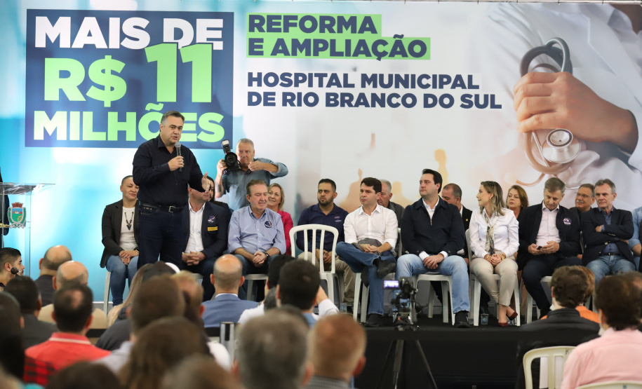 O governador Carlos Massa Ratinho Junior e o Secretário da Saúde, Beto Preto, assinam nesta quinta-feira (31), liberação de recurso para o Hospital de Rio Branco do Sul. 31/03/2022 - Foto: Geraldo Bubniak/AEN