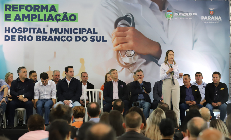 O governador Carlos Massa Ratinho Junior e o Secretário da Saúde, Beto Preto, assinam nesta quinta-feira (31), liberação de recurso para o Hospital de Rio Branco do Sul. 31/03/2022 - Foto: Geraldo Bubniak/AEN