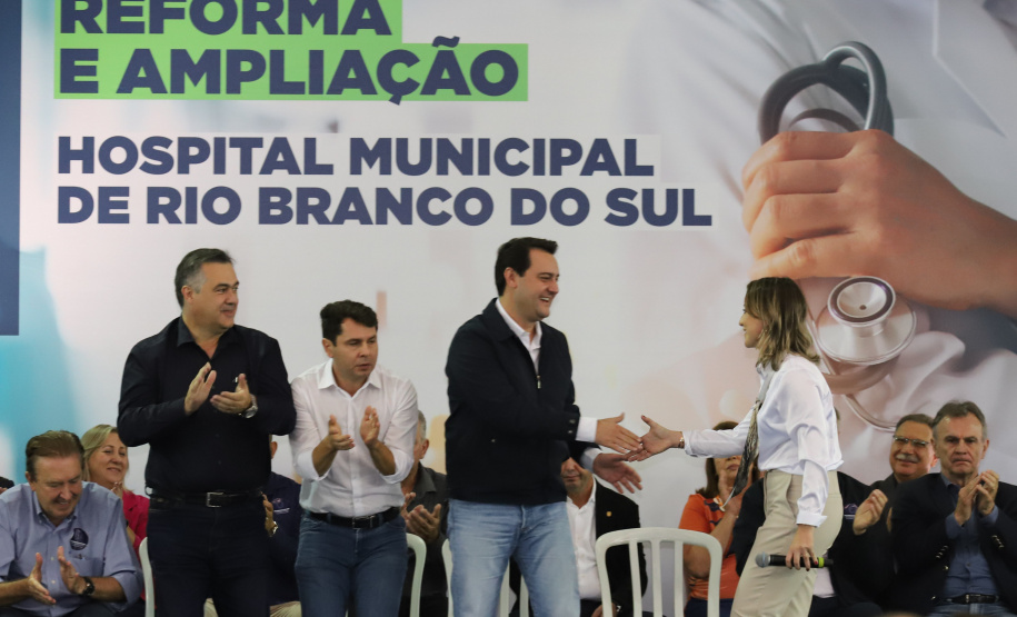 O governador Carlos Massa Ratinho Junior e o Secretário da Saúde, Beto Preto, assinam nesta quinta-feira (31), liberação de recurso para o Hospital de Rio Branco do Sul. 31/03/2022 - Foto: Geraldo Bubniak/AEN