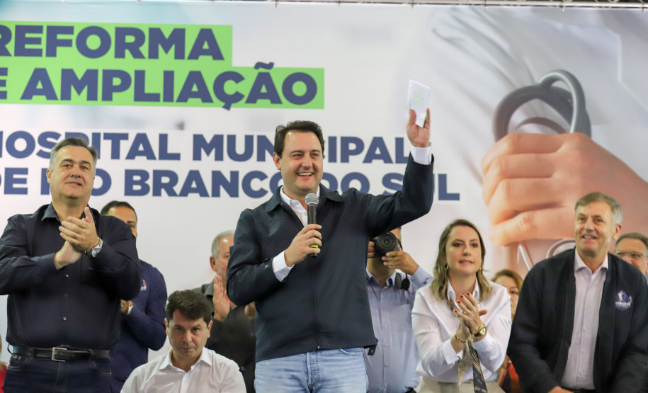 O governador Carlos Massa Ratinho Junior e o Secretário da Saúde, Beto Preto, assinam nesta quinta-feira (31), liberação de recurso para o Hospital de Rio Branco do Sul. 31/03/2022 - Foto: Geraldo Bubniak/AEN