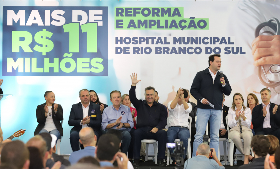 O governador Carlos Massa Ratinho Junior e o Secretário da Saúde, Beto Preto, assinam nesta quinta-feira (31), liberação de recurso para o Hospital de Rio Branco do Sul. 31/03/2022 - Foto: Geraldo Bubniak/AEN