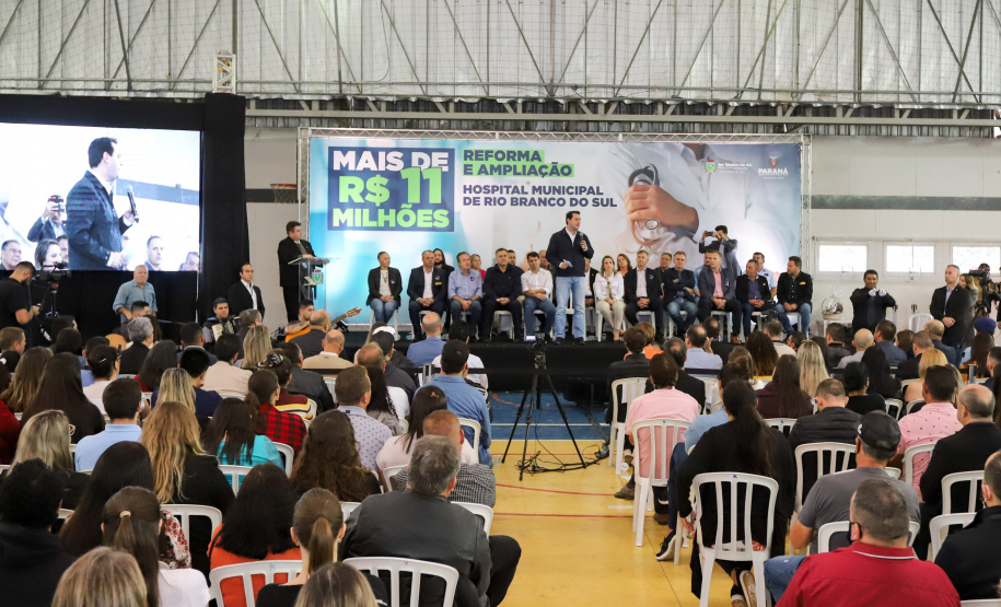 O governador Carlos Massa Ratinho Junior e o Secretário da Saúde, Beto Preto, assinam nesta quinta-feira (31), liberação de recurso para o Hospital de Rio Branco do Sul. 31/03/2022 - Foto: Geraldo Bubniak/AEN