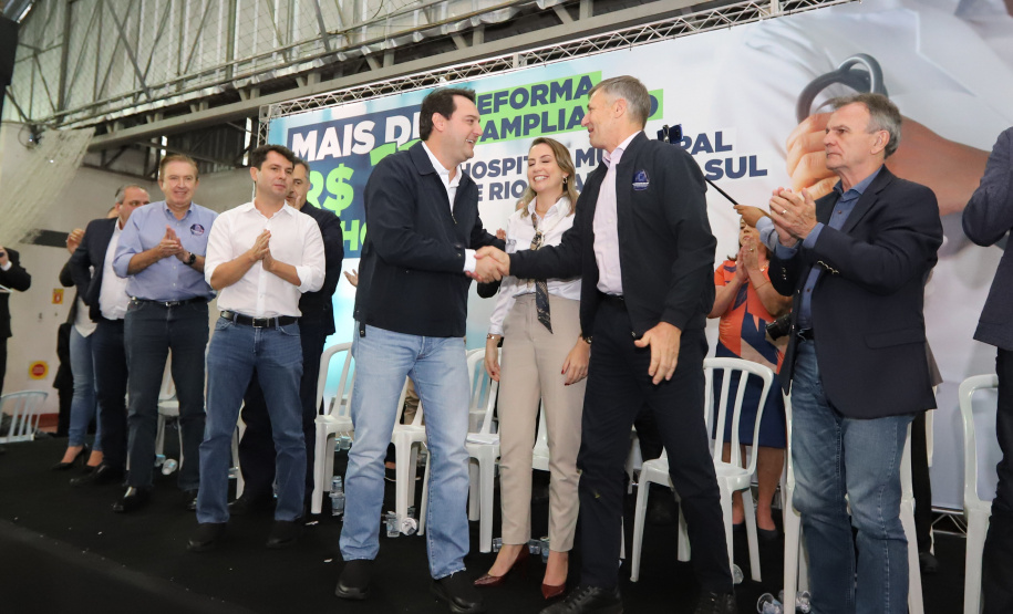 O governador Carlos Massa Ratinho Junior e o Secretário da Saúde, Beto Preto, assinam nesta quinta-feira (31), liberação de recurso para o Hospital de Rio Branco do Sul. 31/03/2022 - Foto: Geraldo Bubniak/AEN