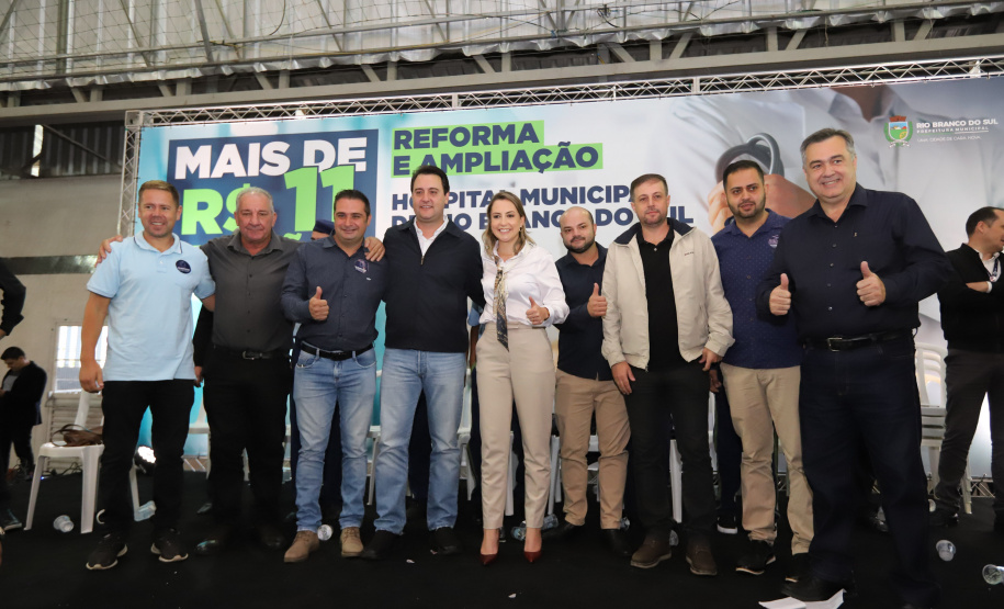 O governador Carlos Massa Ratinho Junior e o Secretário da Saúde, Beto Preto, assinam nesta quinta-feira (31), liberação de recurso para o Hospital de Rio Branco do Sul. 31/03/2022 - Foto: Geraldo Bubniak/AEN