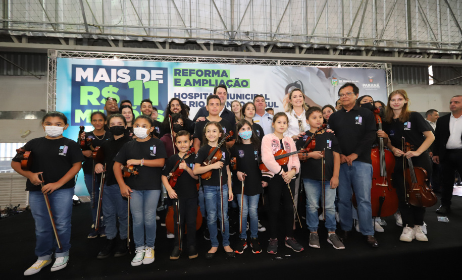 O governador Carlos Massa Ratinho Junior e o Secretário da Saúde, Beto Preto, assinam nesta quinta-feira (31), liberação de recurso para o Hospital de Rio Branco do Sul. 31/03/2022 - Foto: Geraldo Bubniak/AEN