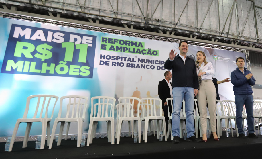 O governador Carlos Massa Ratinho Junior e o Secretário da Saúde, Beto Preto, assinam nesta quinta-feira (31), liberação de recurso para o Hospital de Rio Branco do Sul. 31/03/2022 - Foto: Geraldo Bubniak/AEN