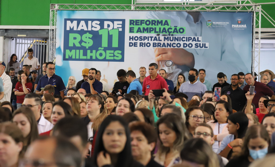 O governador Carlos Massa Ratinho Junior e o Secretário da Saúde, Beto Preto, assinam nesta quinta-feira (31), liberação de recurso para o Hospital de Rio Branco do Sul. 31/03/2022 - Foto: Geraldo Bubniak/AEN