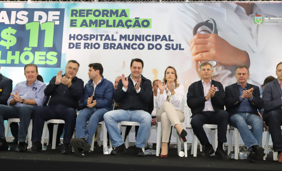 O governador Carlos Massa Ratinho Junior e o Secretário da Saúde, Beto Preto, assinam nesta quinta-feira (31), liberação de recurso para o Hospital de Rio Branco do Sul. 31/03/2022 - Foto: Geraldo Bubniak/AEN