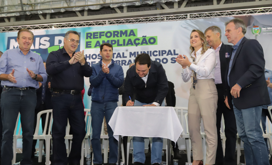 O governador Carlos Massa Ratinho Junior e o Secretário da Saúde, Beto Preto, assinam nesta quinta-feira (31), liberação de recurso para o Hospital de Rio Branco do Sul. 31/03/2022 - Foto: Geraldo Bubniak/AEN