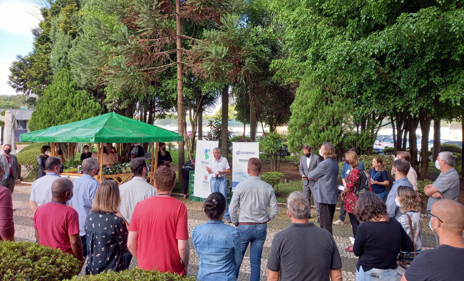 Produtores do Miringuava fazem feirinha de orgânicos na sede da Sanepar