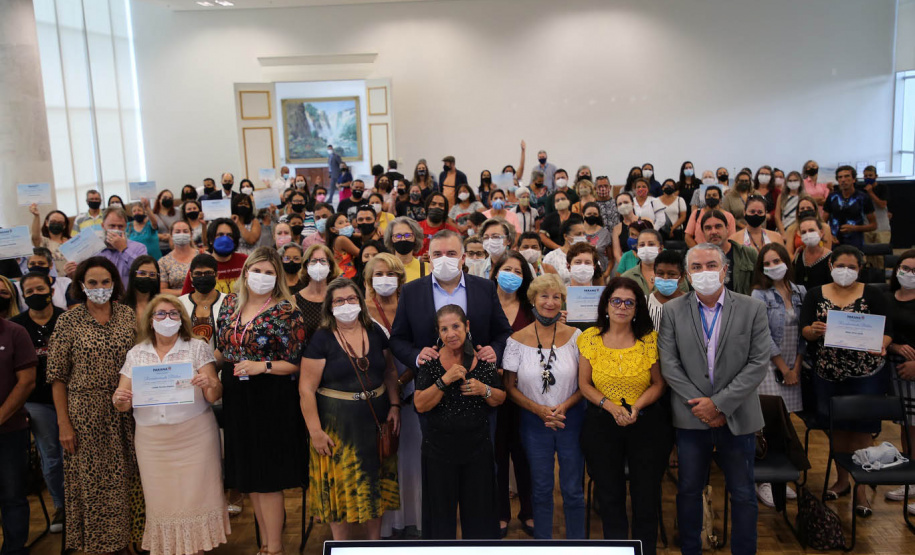 Secretaria de Justiça, Família e Trabalho entrega a primeira carteira do artesanato brasileiro e comemora Dia do Artesanato