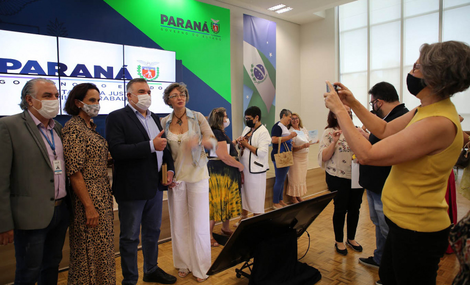 Secretaria de Justiça, Família e Trabalho entrega a primeira carteira do artesanato brasileiro e comemora Dia do Artesanato