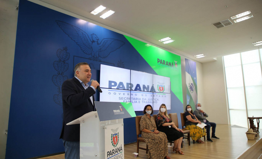 Secretaria de Justiça, Família e Trabalho entrega a primeira carteira do artesanato brasileiro e comemora Dia do Artesanato