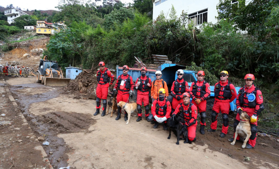 Bombeiros do Paraná concluem participação nas buscas por vítimas em Petrópolis