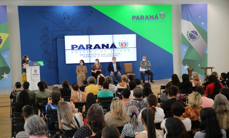 Secretaria de Justiça, Família e Trabalho entrega a primeira carteira do artesanato brasileiro e comemora Dia do Artesanato