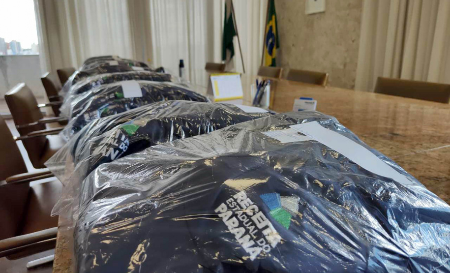 Fazenda entrega novos uniformes aos auditores fiscais da Receita Estadual