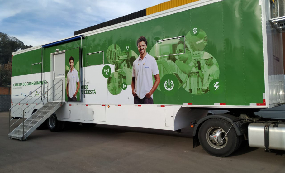 Cursos gratuitos das Carretas do Conhecimento em Curitiba e Guaratuba têm 119 vagas abertas