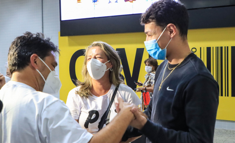 Repatriado da Ucrânia - Murilo Koefendee Maia, jogador de futebol, com a mãe Angélica Maia e o pai Juarez Maia - Curitiba, 11/03/2022