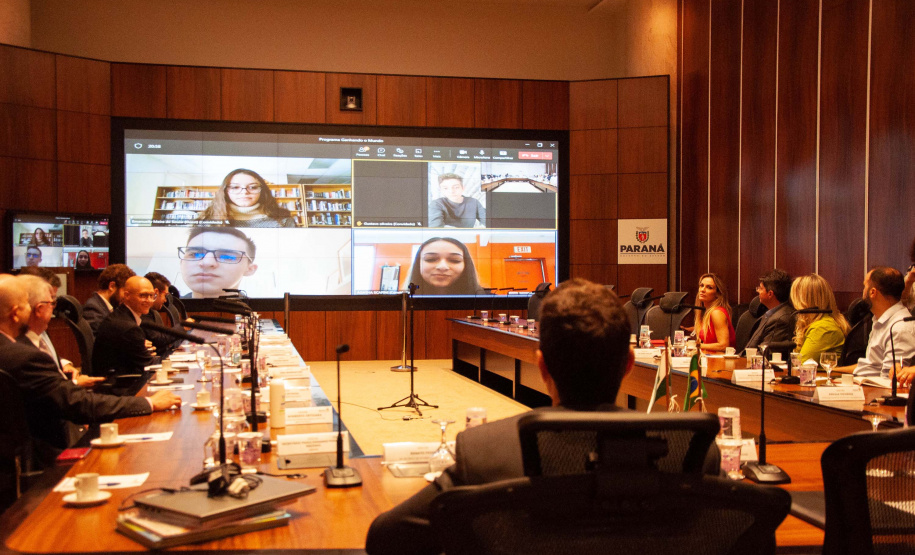 Alunos em intercâmbio no Canadá fazem videoconferência com embaixadora do Canadá no Brasil