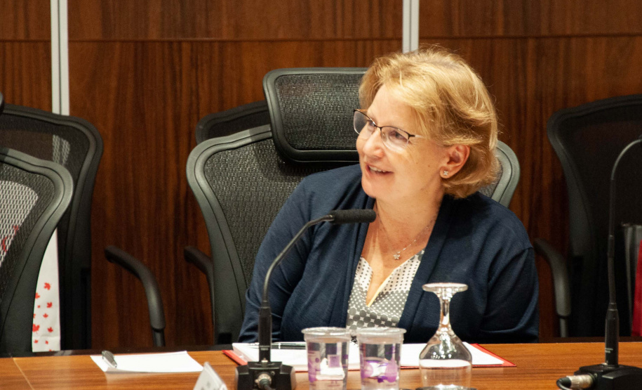 Alunos em intercâmbio no Canadá fazem videoconferência com embaixadora do Canadá no Brasil