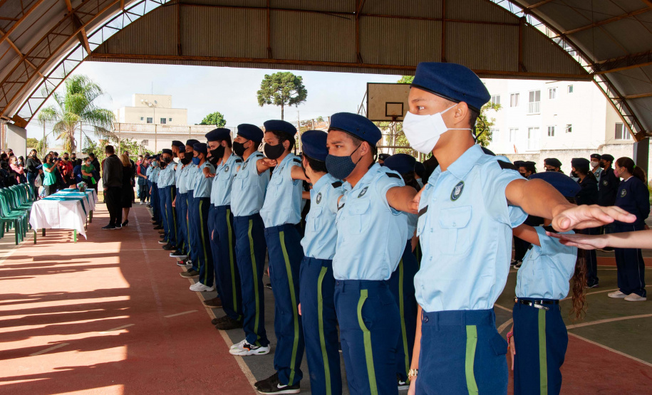 Colégios Cívico-Militares recebem kits finais do uniforme
