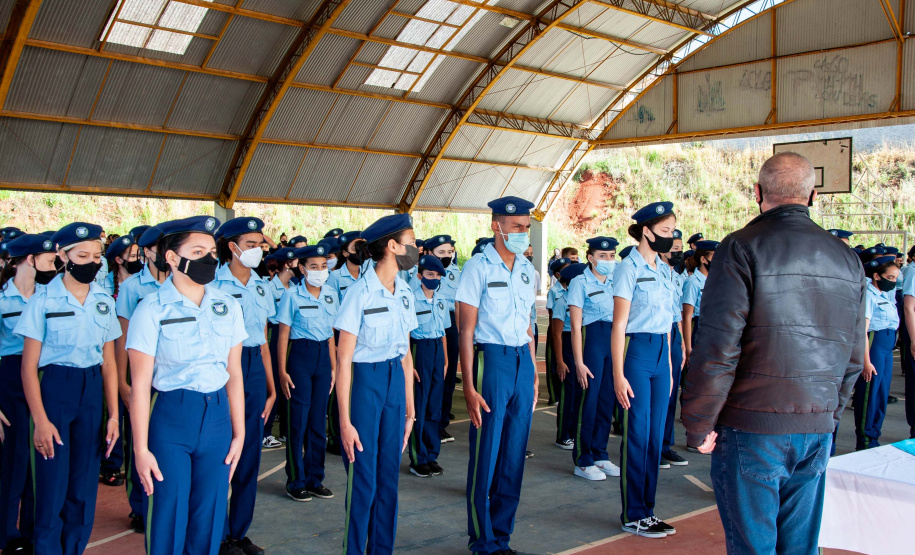 Colégios Cívico-Militares recebem kits finais do uniforme
