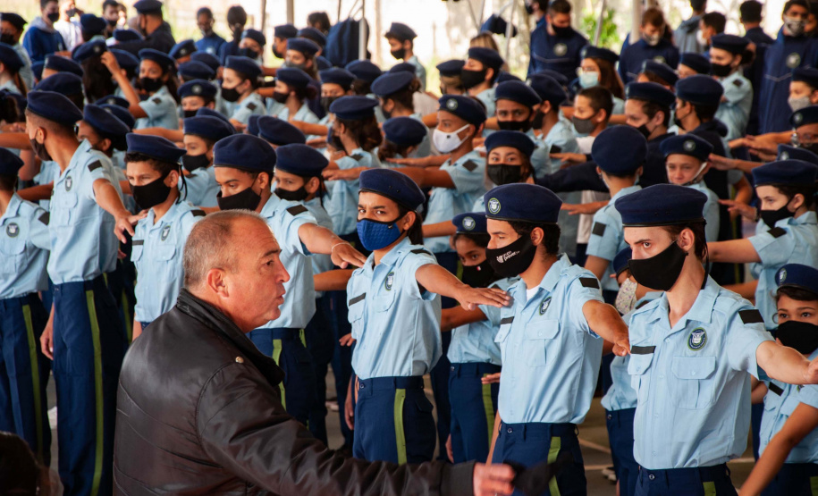 Colégios Cívico-Militares recebem kits finais do uniforme