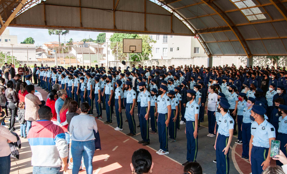 Colégios Cívico-Militares recebem kits finais do uniforme
