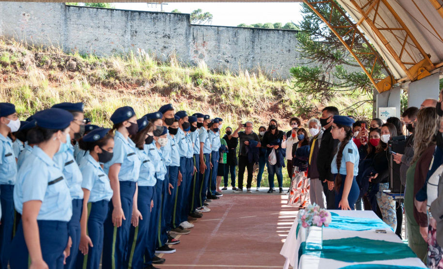 Colégios Cívico-Militares recebem kits finais do uniforme