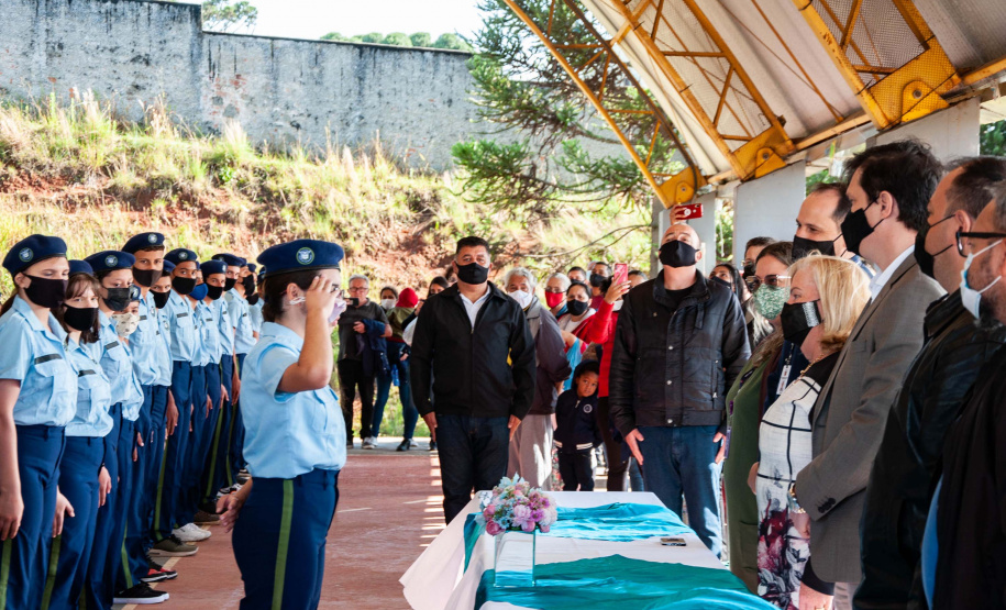 Colégios Cívico-Militares recebem kits finais do uniforme