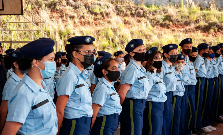 Colégios Cívico-Militares recebem kits finais do uniforme