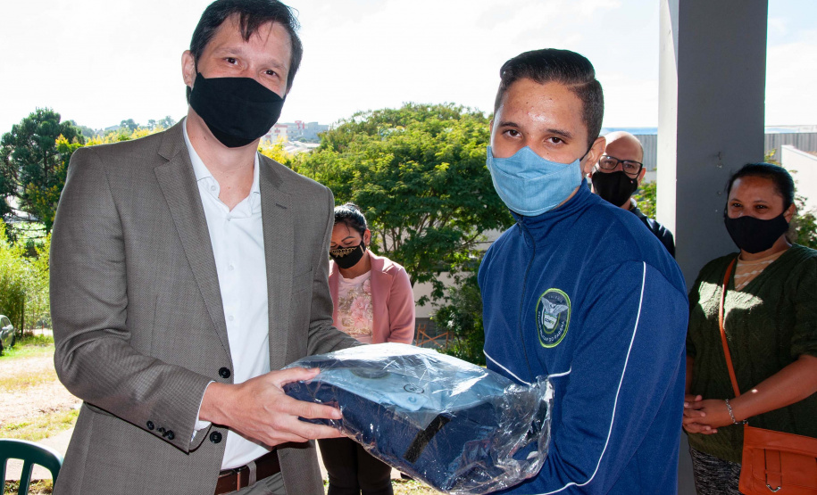 Colégios Cívico-Militares recebem kits finais do uniforme