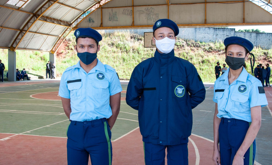 Colégios Cívico-Militares recebem kits finais do uniforme