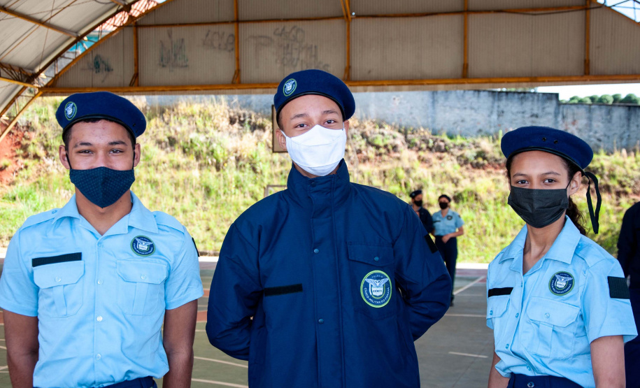 Colégios Cívico-Militares recebem kits finais do uniforme