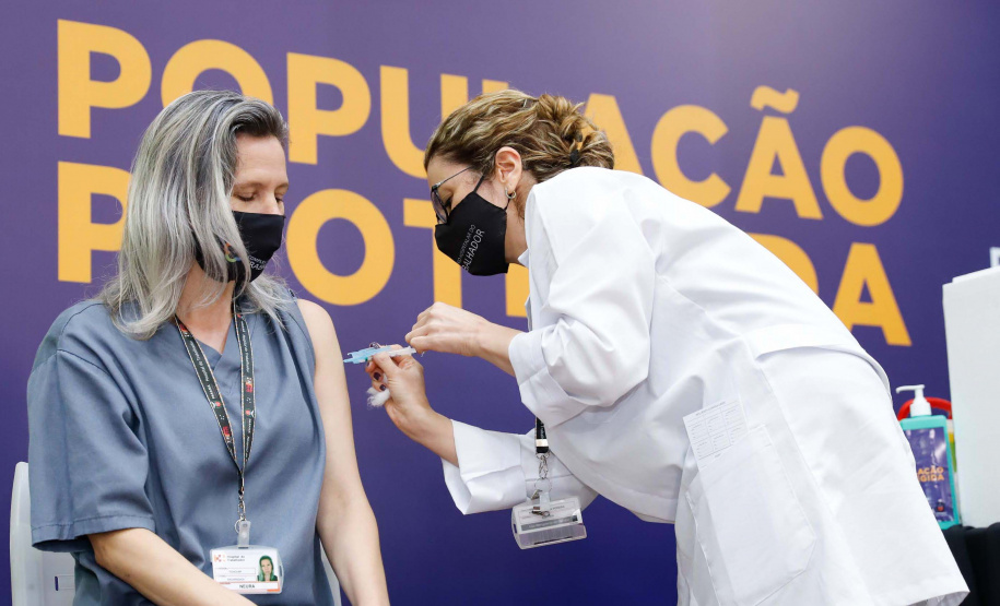 Segundo ano da pandemia no Paraná tem a marca registrada pela vacinação