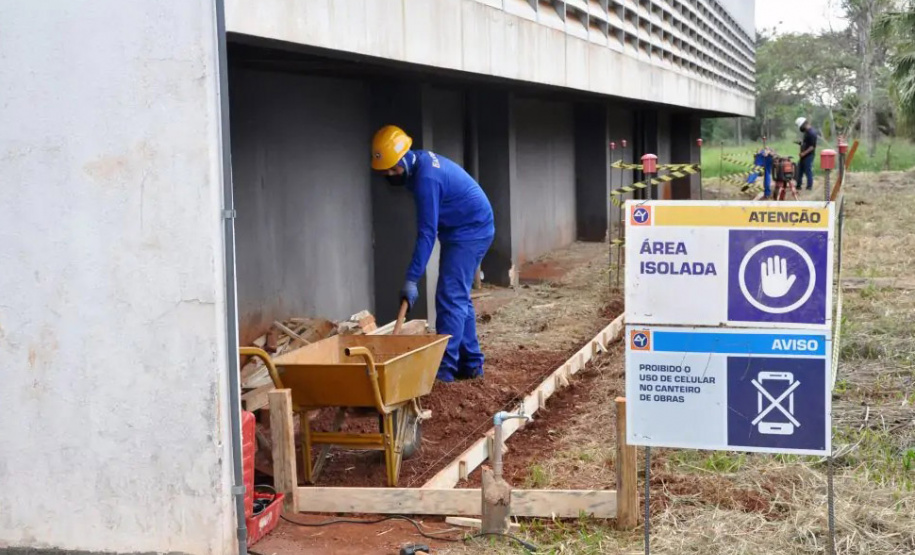 Obras em andamento: área interna do prédio vai receber nova rede lógica e iluminação em LED