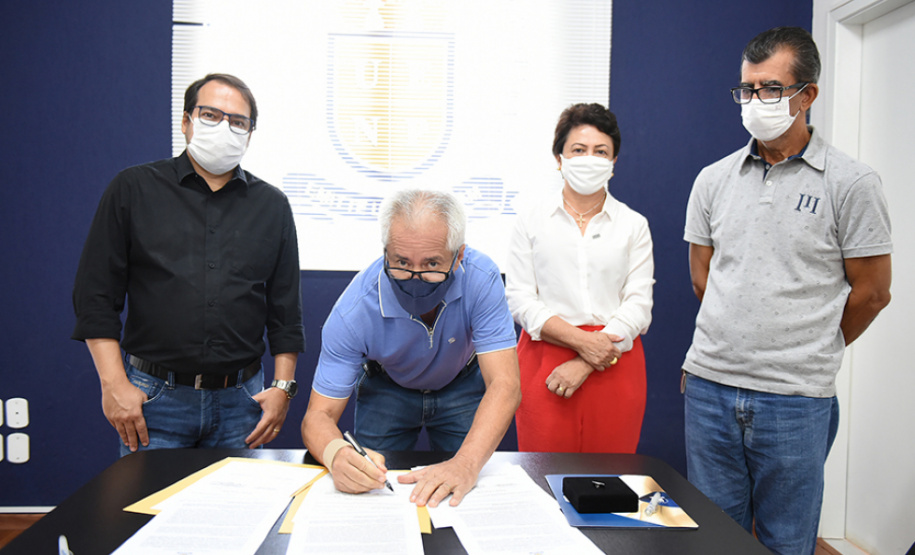 UENP recebe doação do acervo Celso Rossi com 10 mil fotos históricas de Jacarezinho