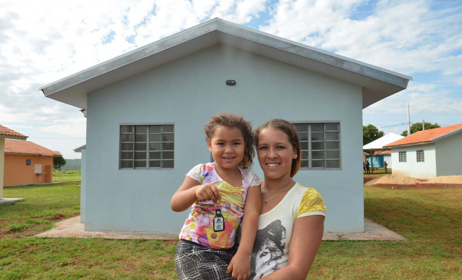 Mulheres são as mais beneficiadas por projetos habitacionais no Paraná