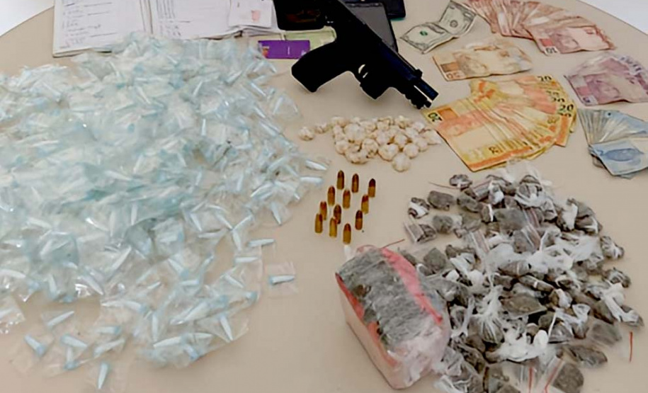 Em Pontal do Paraná (PR), PM prende cinco pessoas e apreende arma e 940 porções de drogas