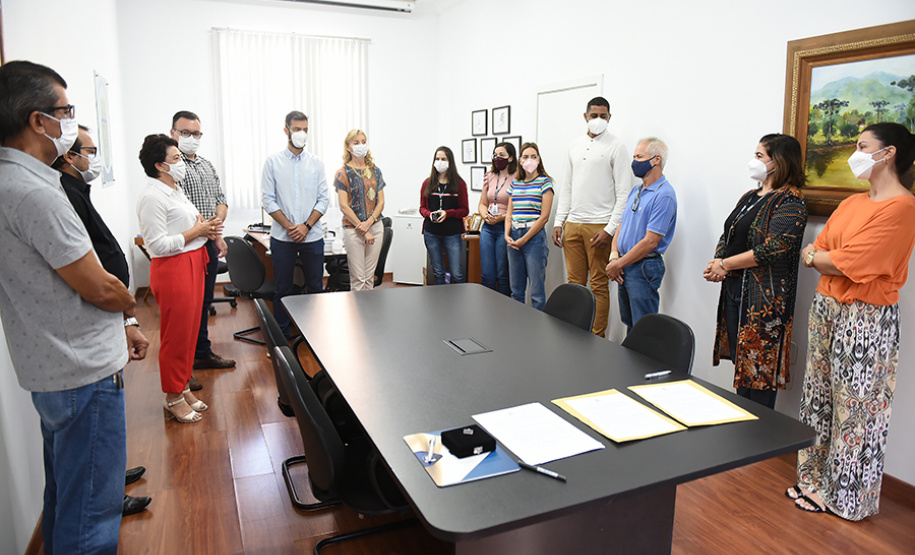 UENP recebe doação do acervo Celso Rossi com 10 mil fotos históricas de Jacarezinho