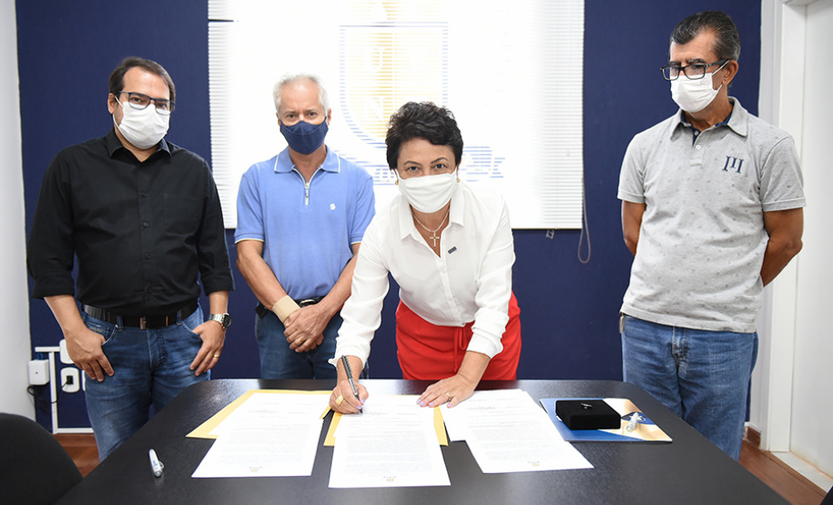 UENP recebe doação do acervo Celso Rossi com 10 mil fotos históricas de Jacarezinho