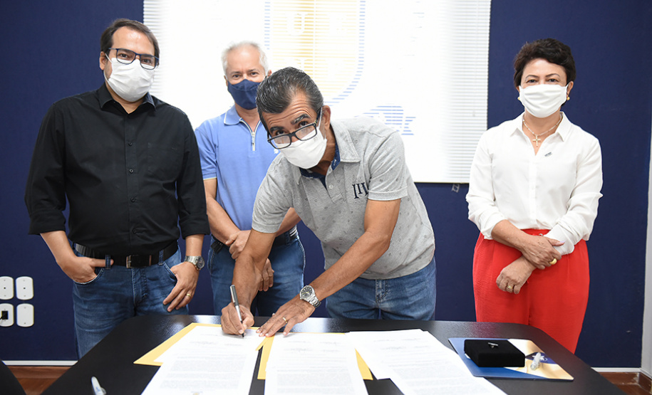 UENP recebe doação do acervo Celso Rossi com 10 mil fotos históricas de Jacarezinho